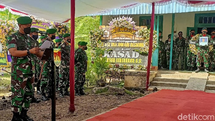 Pangdam IV/Diponegoro Mayjen Rudianto menjadi inspektur upacara (irup) pemakaman Sertu Ari Baskoro.