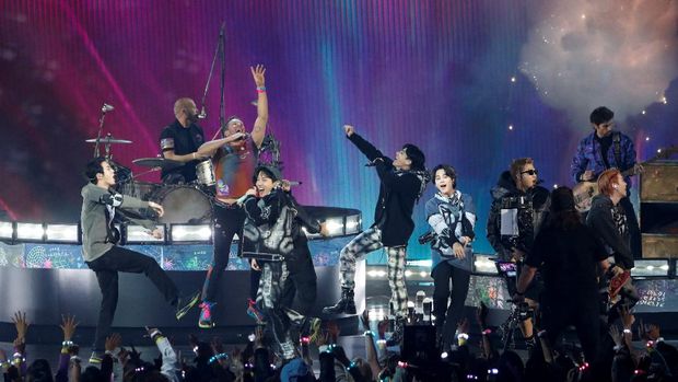 Coldplay and BTS perform during the Annual American Music Awards at the Microsoft Theatre in Los Angeles, California, U.S., November 21, 2021. REUTERS/Mario Anzuoni