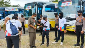 Tak Langsung Pulang, Penonton WSBK Mandalika Serbu Tempat Wisata di Lombok