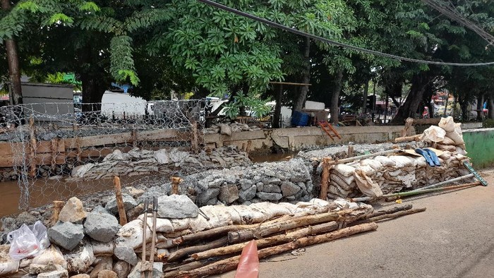 Perbaikan tanggul di Kali Baru, Kawasan Hek, Kramat Jati.
