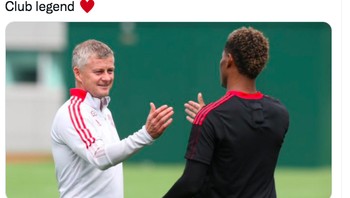 Marcus Rashford menulis caption legenda klub sembari dia bersalaman dengan Ole. Foto: Twitter