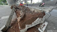 Pot tanaman tersebut dibiarkan rusak tanpa perawatan.