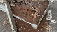 Hingga kini kondisi pot yang hancur pecah itu belum ada perbaikan dari pihak terkait.