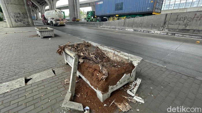 Pot Tanaman di Tanjung Priok Ini Dicuekin sampai Rusak Sejumlah pot tanaman di pedestarian di Jalan Raya Pelabuhan, Tanjung priok, Jakarta Utara, Senin (22/11/2021) dibiarkan rusak. Engga percaya?