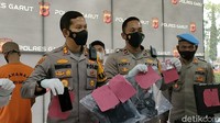 Kapolres Garut AKBP Wirdhanto Hadicaksono, Senin (22/11/2021) mengatakan, pelaku berinisial AS (22). Dia diamankan di Bekasi pada Minggu (21/11) dini hari kemarin.
