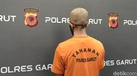 AS diketahui merupakan rekan kerja pemeran wanita dalam video mesum Suka Sama Suka itu.