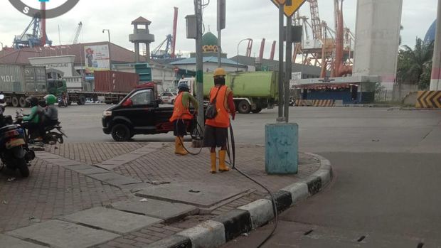 Proses pemasangan traffic light di simpang JICT Tanjung Priok, Jakarta Utara.
