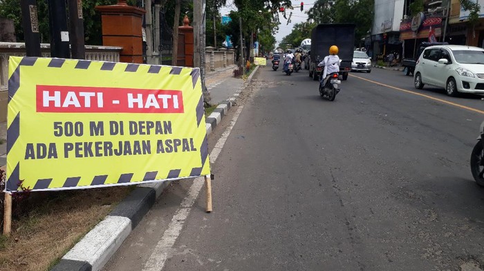 proyek pelebaran dan  pengaspalan di jalan raya  nasional, jurusan Bojonegoro - Balen
