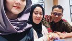 Manisnya Momen Ngopi Ibu Tiri Vanessa Angel, Puput Soedrajat dan Suami