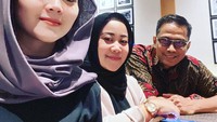 Mengenal sosok Puput, ia merupakan ibu tiri dari Vanessa Angel. Doddy menikahi Puput setelah ditinggal meninggal oleh mendiang istrinya. Foto: Instagram @puput_soedrajat