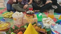Bersama dengan temannya, Puput dan Doddy merayakan hari ulang tahun. Ada banyak makanan di sana, mulai dari kue ulang tahun, nasi tumpeng lengkap dengan aneka lauk. Foto: Instagram @puput_soedrajat