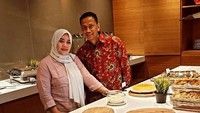 Puput dan Doddy Soedrajat pun selalu menunjukkan momen kebersamaan dirinya. Termasuk saat momen membuat kue di dapur yang super mewah ini. Foto: Instagram @puput_soedrajat