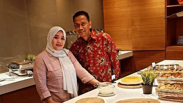 Manisnya Momen Ngopi Ibu Tiri Vanessa Angel, Puput Soedrajat dan Suami