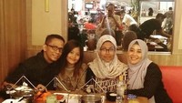 Nah, kalau yang satu ini adalah momen Puput bersama dengan dua anaknya dan sang suami tengah menikmati BBQ di sebuah restoran populer. Foto: Instagram @puput_soedrajat