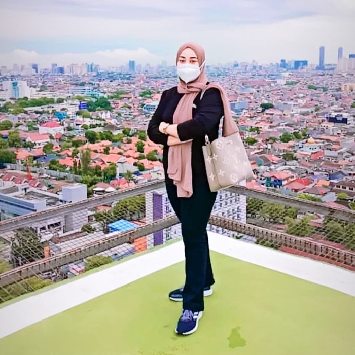 Manisnya Momen Ngopi Ibu Tiri Vanessa Angel, Puput Soedrajat dan Suami