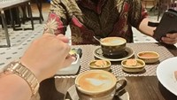 Layaknya anak muda, begini momen Puput Soedrajat ketika ngopi bareng sang suami. Ia bakan memotret latte pesanannya dengan sosok suami di hadapannya. Foto: Instagram @puput_soedrajat