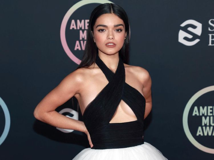 Rachel Zegler Sang Maria dan Snow White Anggun di AMA 2021