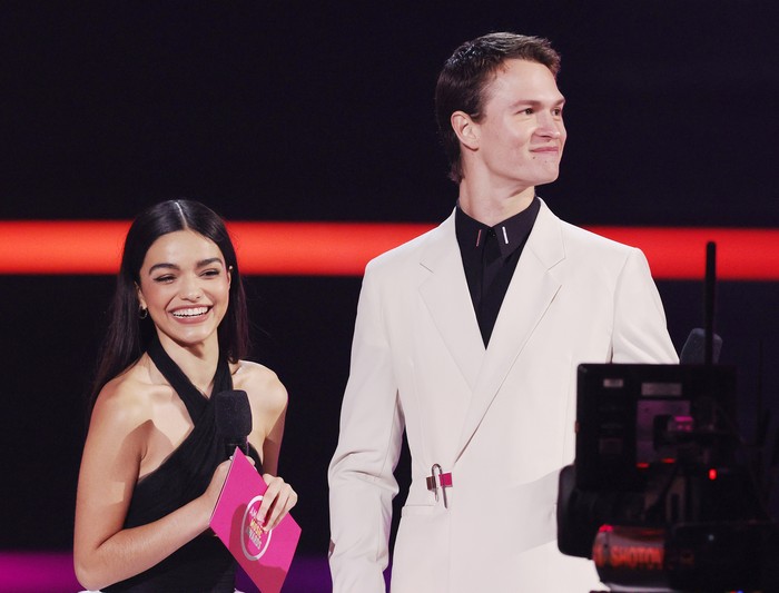 Rachel Zegler dan Ansel Elgort menghadiri American Music Awards (AMA) 2021 di Microsoft Theater, Los Angeles, California, pada Minggu (21/11/2021) waktu setempat.