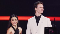 Rachel Zegler juga tampil di red carpet American Music Awards 2021. Ia bahkan jadi host ajang tersebut bersama Ansel Elgort Foto: Getty Images via AFP/AMY SUSSMAN