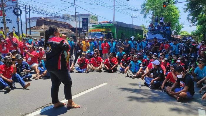 Ratusan Sopir Truk di Banyuwangi Demo Tolak Kebijakan Penertiban Odol