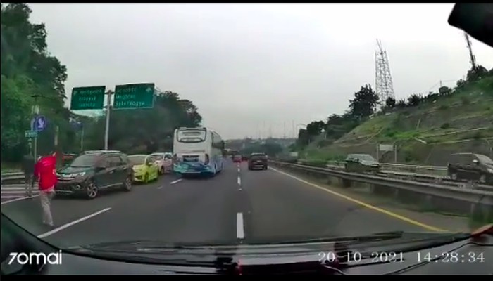 Rombongan Mobil Lawan Arus saat Pintu Keluar Tol Terlewat