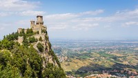 San Marino juga cukup mungli sebagai sebuah negara, dengan luas 61 km persegi. Negara ini cukup makmur, tetapi tidak memiliki bandara, cuma ada landasa helikopter di Borgo Maggiore. (iStock)