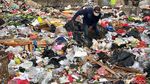 Sang Pengais Sampah Berjibaku dengan Bau dan Terik Matahari
