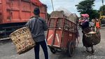 Sang Pengais Sampah Berjibaku dengan Bau dan Terik Matahari