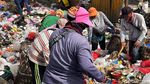 Sang Pengais Sampah Berjibaku dengan Bau dan Terik Matahari