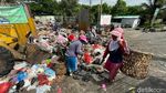 Sang Pengais Sampah Berjibaku dengan Bau dan Terik Matahari