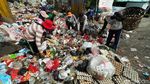 Sang Pengais Sampah Berjibaku dengan Bau dan Terik Matahari