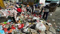 Dari pekerjaan ini, mereka meraup duit rata-rata di atas Rp 50.000 perhari, belum termasuk yang dihasilkan istrinya yang ikut mengais sampah di sana. Para pemulung juga berkontribusi mengurangi tumpukan sampah, selain mendatangkan dampak ekonomi bagi si pemulung. 