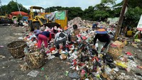 Puluhan pemulung berebut mengais rezeki, memunguti barang-barang yang dianggap bernilai dari sampah untuk di daur ulang, di Dipo Sampah Ramah Lingkungan Pemukiman di Wilayah Koja, Tanjung Priok, Jakarta Utara, Senin (22/11/2021).