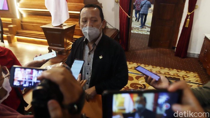 Serikat Pekerja Seluruh Indonesia (SPSI) Jatim mengaku tak puas dengan kanaikan Upah minimum provinsi (UMP) Jatim 2022, yang sebesar 1,22 persen atau Rp 22.790,04. Selama ini mereka mengusulkan naik Rp 300.000.