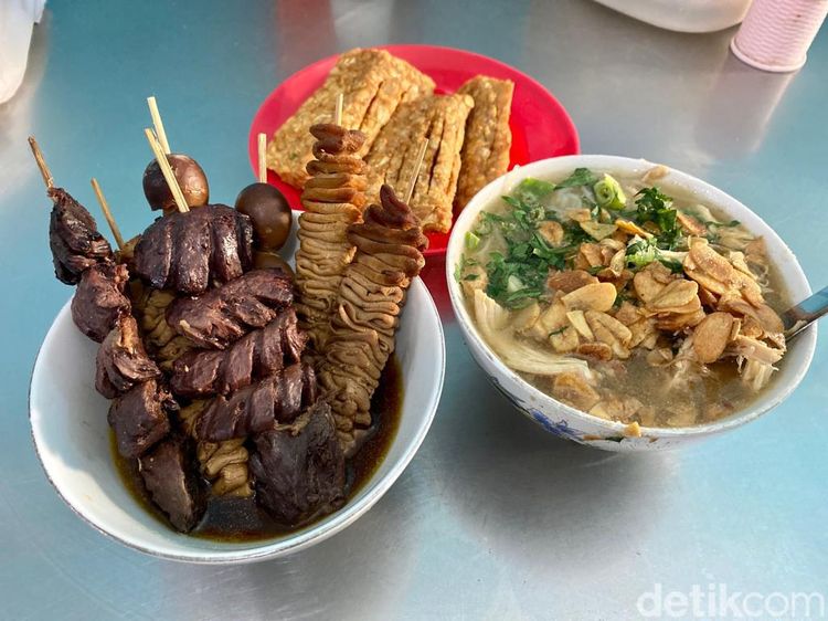 Sluurp! Gurih Manis Soto Ayam Bokoran yang Kondang Lezatnya 72 Tahun