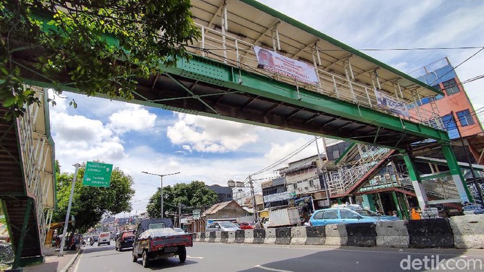 Spanduk Dorong KPK Setop Usut Kasus Formula E Mejeng di Tanah Abang Sebuah spanduk yang berisi pesan mendorong KPK menyetop pengusutan kasus Formula E muncul di Tanah Abang, Jakpus. Begini penampakannya.