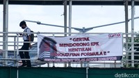 Spanduk mendorong KPK menghentikan pengusutan kasus Formula E mejeng di JPO Jalan KH Mas Mansyur, Tanah Abang, Jakarta Pusat, Senin (22/11/2021) pukul 11.00 WIB.