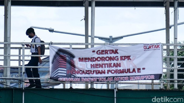 Sebuah spanduk yang berisi pesan mendorong KPK menyetop pengusutan kasus Formula E muncul di Tanah Abang, Jakpus. Begini penampakannya.