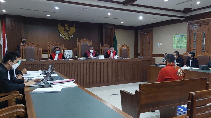 AKP Stepanus Robin Pattuju menjadi saksi sidang terdakwa Maskur Husain, di Pengadilan Tipikor Jakarta, Senin (22/11/2021).