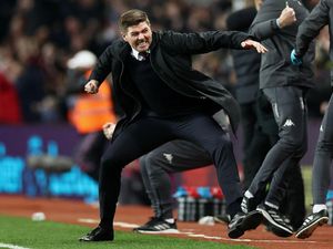 Bayangin nih: Gerrard Persembahkan Trofi Liga Inggris buat Liverpool