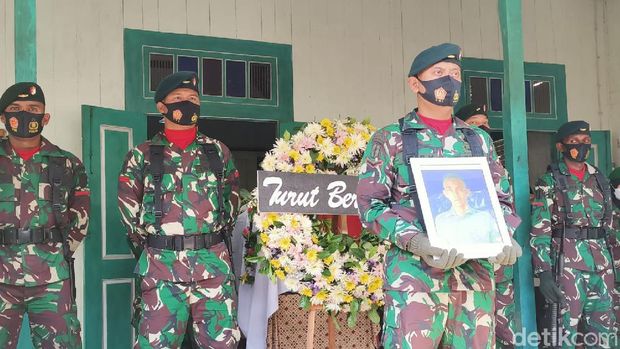 Suasana pemakaman Sertu Ari Baskoro prajurit TNI AD korban KKB Papua, di Kendal, Senin (22/11/2021)