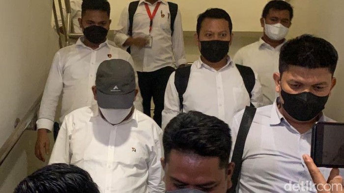 Syafri Harto usai diperiksa polisi. Ia mengenakan topi cokelat (Raja Adil Siregar/detikcom)