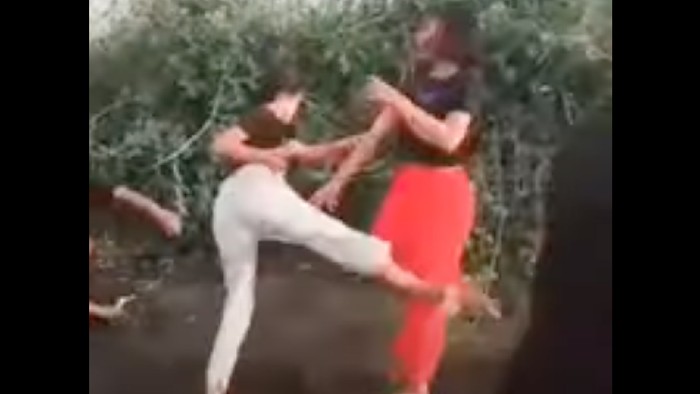 Tangkapan layar video viral 2 wanita di Bali berkelahi memperebutkan pria. (dok. Istimewa)