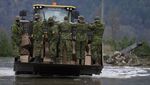 Momen Tentara Kanada Selamatkan Puluhan Ribu Ekor Ayam dari Banjir
