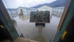 Momen Tentara Kanada Selamatkan Puluhan Ribu Ekor Ayam dari Banjir