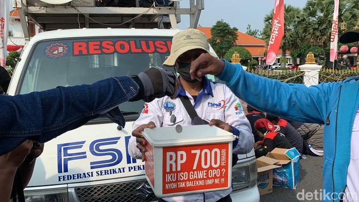 Ratusan buruh yang tergabung dalam Federasi Serikat Pekerja Metal Indonesia (FSPMI) Jawa Timur melakukan aksi demonstrasi di Gedung Negara Grahadi, Senin (22/11) siang.