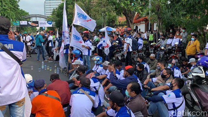 Ratusan buruh yang tergabung dalam Federasi Serikat Pekerja Metal Indonesia (FSPMI) Jawa Timur melakukan aksi demonstrasi di Gedung Negara Grahadi, Senin (22/11) siang.
