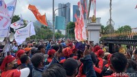 Udin menambahkan, buruh akan kembali melakukan aksi lanjutan pada 25 November mendatang. 