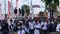 Pada aksi ini, koin yang dikumpulkan buruh diserahkan ke perwakilan anggota Satpol PP yang berjaga di Grahadi. Massa aksi lantas membubarkan diri pada pukul 15.30 WIB.