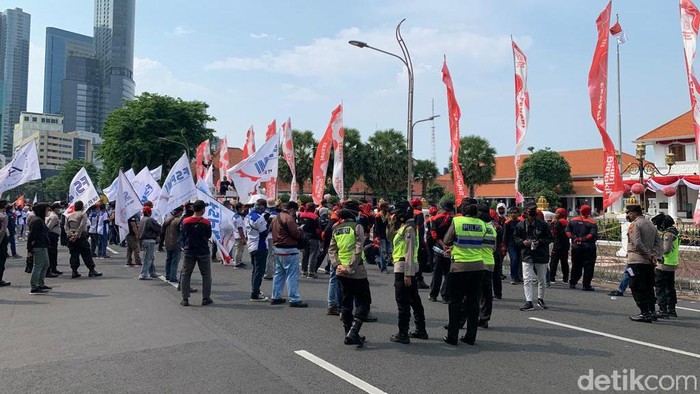 Ratusan buruh yang tergabung dalam Federasi Serikat Pekerja Metal Indonesia (FSPMI) Jawa Timur melakukan aksi demonstrasi di Gedung Negara Grahadi, Senin (22/11) siang.